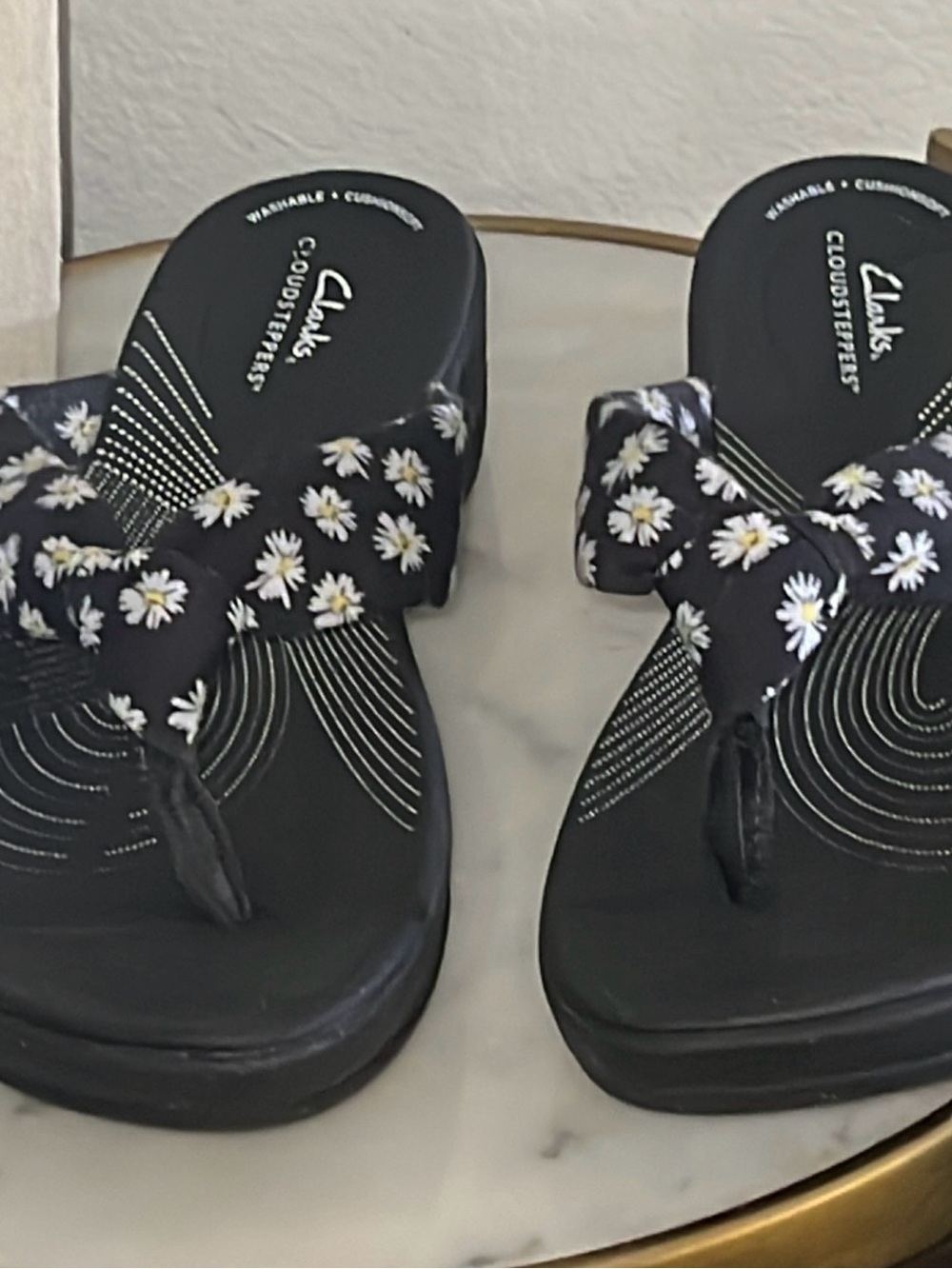 Clark’s cloudsteppers thong flip flop daisy black 7.5